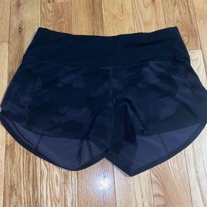 Size 6, black camo, tall Lululemon shorts! Only been worn twice!
